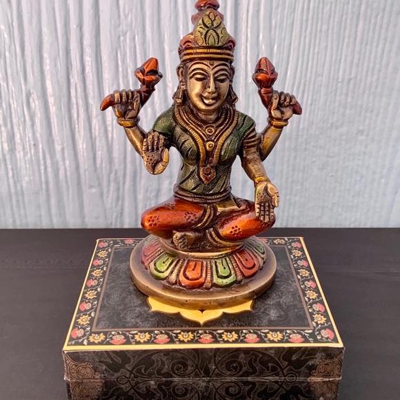 Lakshmi Sitting on Lotus Statue Figurine - Picture 4 of 8